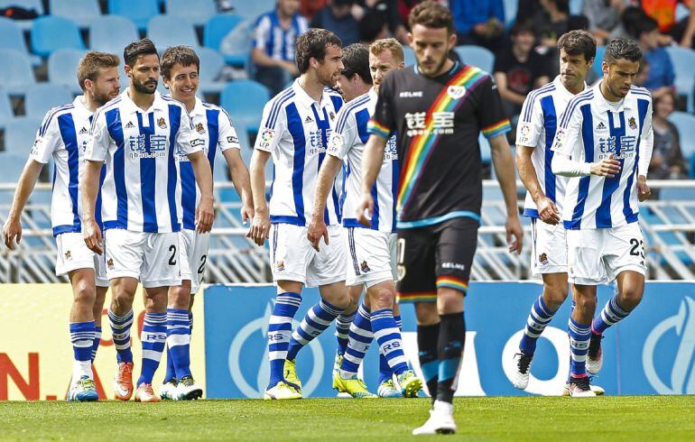 Los jugadores de la Real Sociedad celebran uno de los tantos al Rayo (2-1).