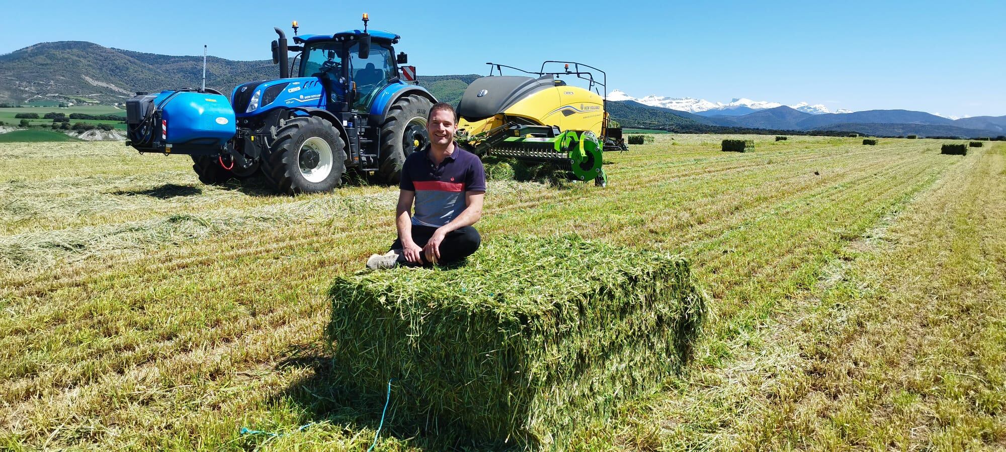 Daniel Lacasa es joven agricultor y ganadero en la zona de Barós (Jaca)