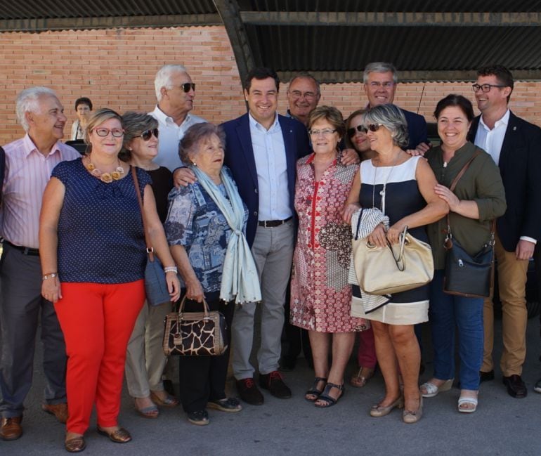 El presidente de los populares andaluces junto a vecinos y politicos de su partido ante el centro de salud de Villacarrillo, donde ha anunciado una proposición no de ley ante el parlamento de Andalucía para pedir el segundo equipo de urgencias