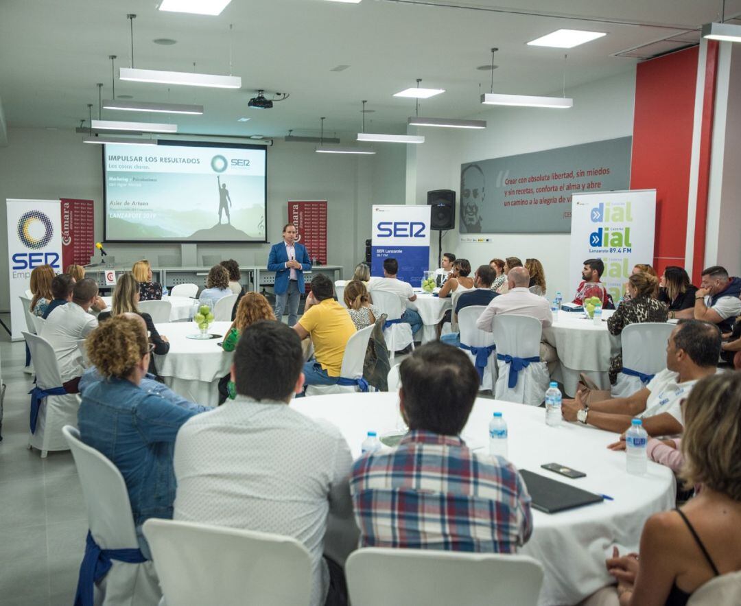 Asier De Artaza pronunciando su ponencia a los participantes en SER Empresarios Lanzarote 2019.