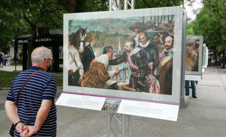 Ciudadano disfrutando de la contemplación de &quot;La rendición de Breda&quot;