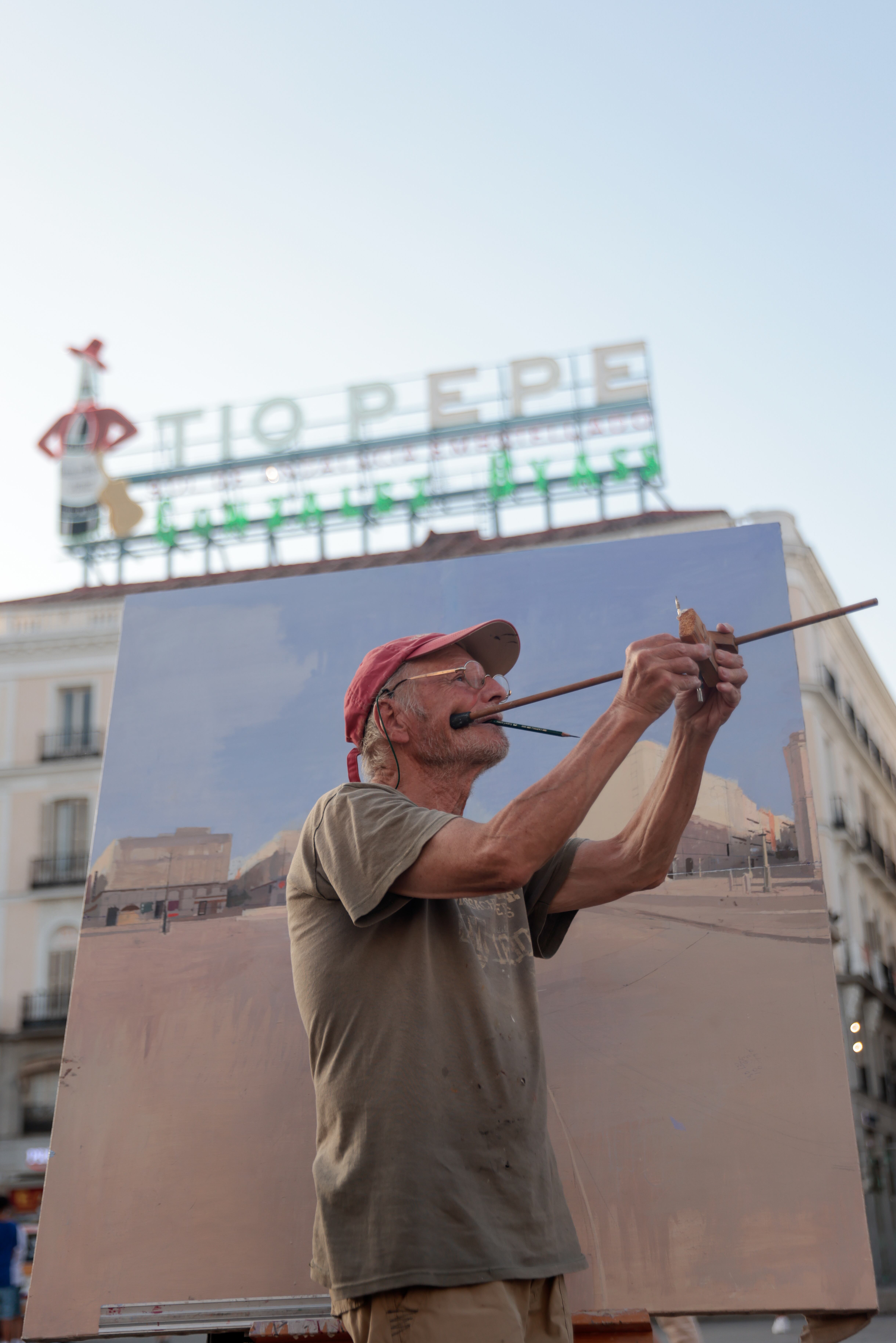 Antonio López pintando en la Puerta del Sol en Madrid