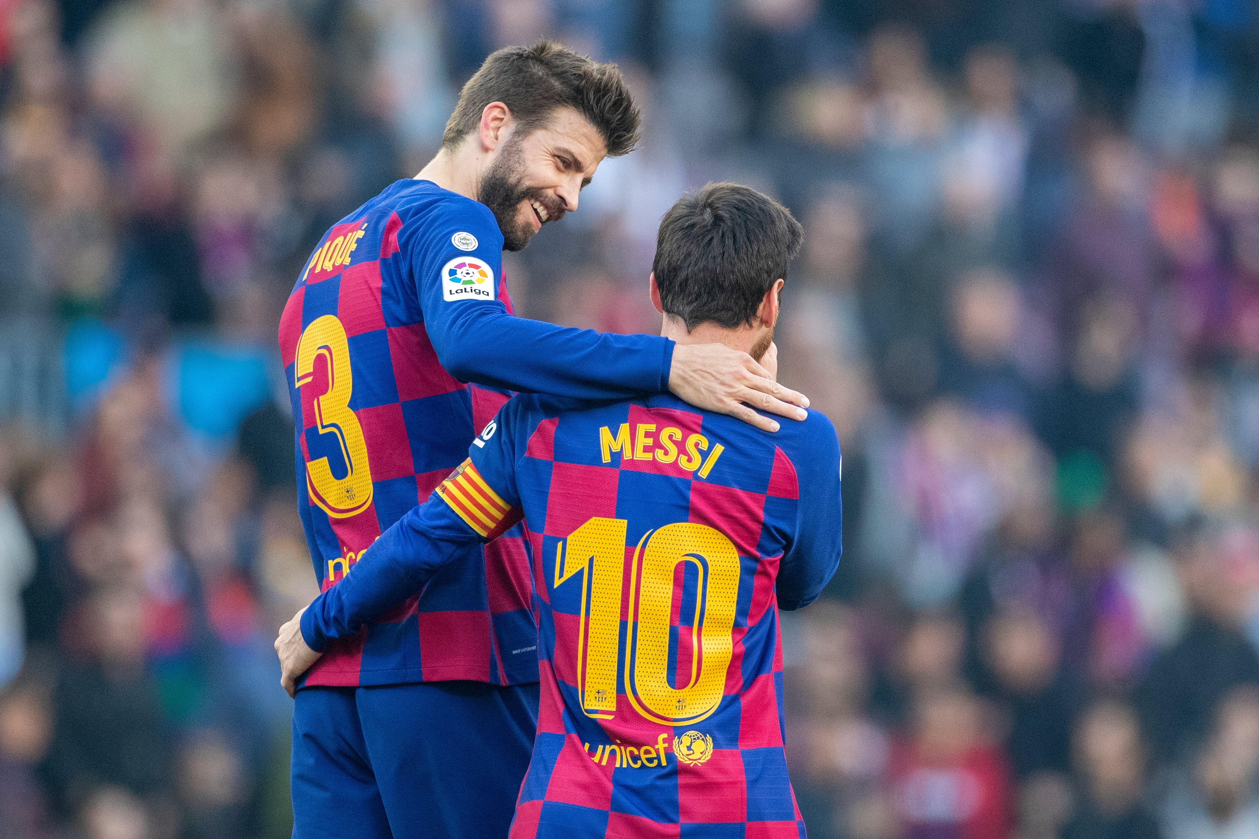 Gerard Piqué y Lionel Messi durante un partido del FC Barcelona en 2020