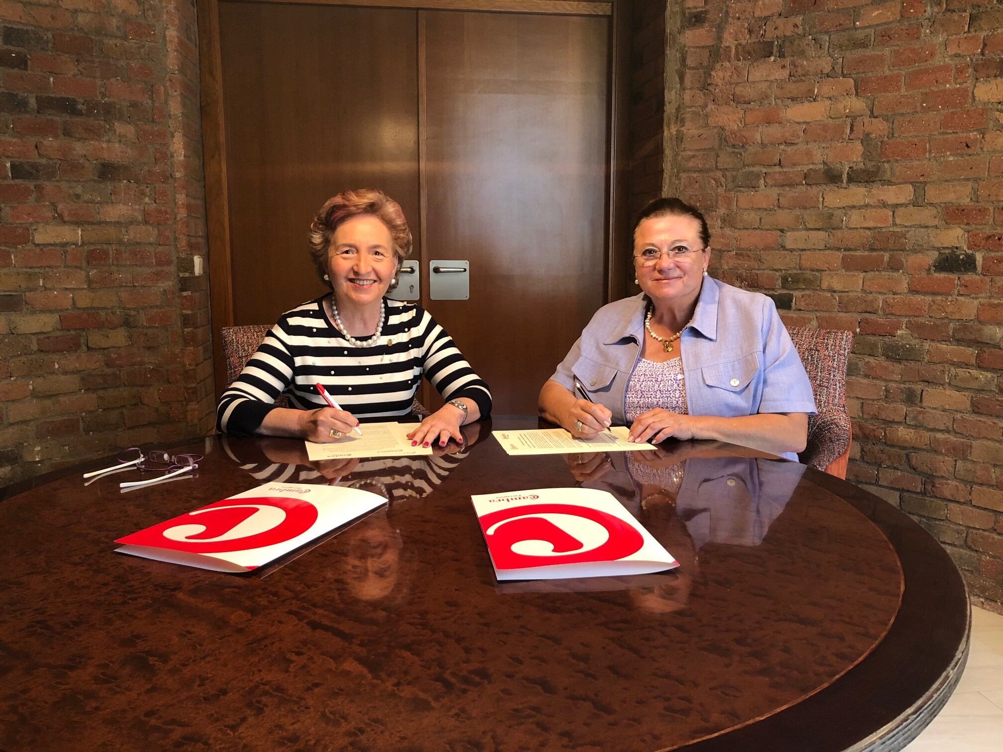 Laura Roigé, presidenta de la Cámara de Comercio de Tarragona, y Maria Dolores Guillamón, presidenta de la Cámara de Castellón