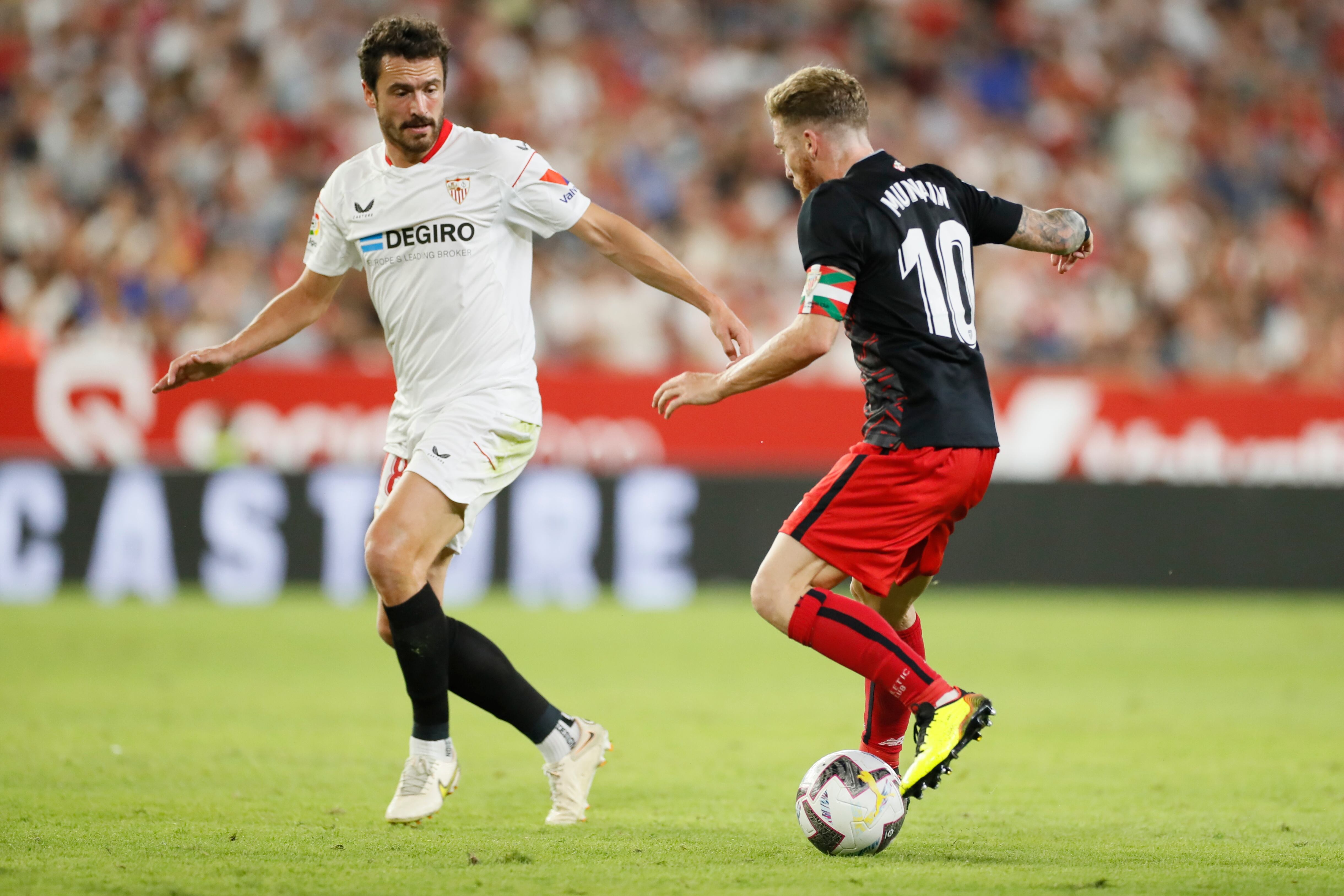 Sevilla, 08/10/2022.- El delantero del Athletic Club, Iker Muniain (d), con el balón ante el centrocampista danés del Sevilla, Thomas Delaney, durante el encuentro correspondiente a la octava jornada de primera división que disputan hoy sábado en el estadio Sánchez Pizjuán, en Sevilla. EFE/José Manuel Vidal