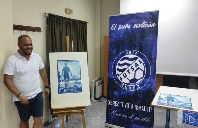 Pedro Luis Calvo Ramos posa frente al cartel que ha diseñado para la campaña de abonados del Xerez Toyota Nimauto de cara a la temporada 24/25