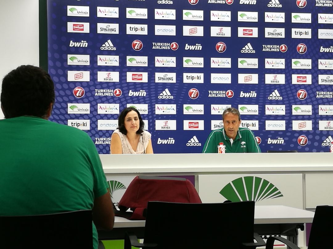 Luis Casimiro, junto a la jefa de prensa del Unicaja Rosa Mariscal