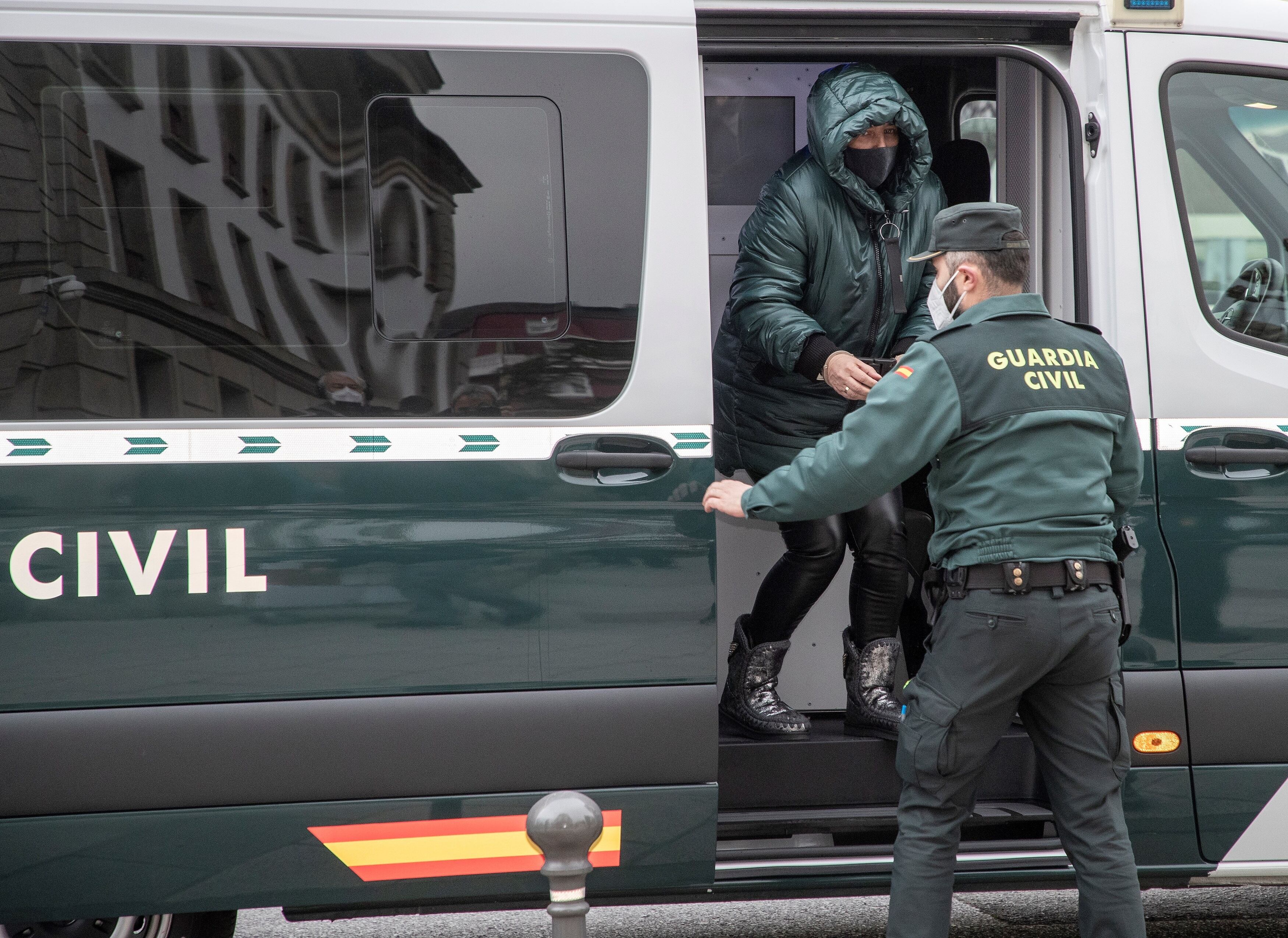 LUGO, 10/02/2022.- La acusada Ana Sandamil llega escoltada a la Audiencia Provincial de Lugo este jueves para asistir a una nueva sesión de su juicio por el asesinato de su hija Desirée Leal, de 7 años.
