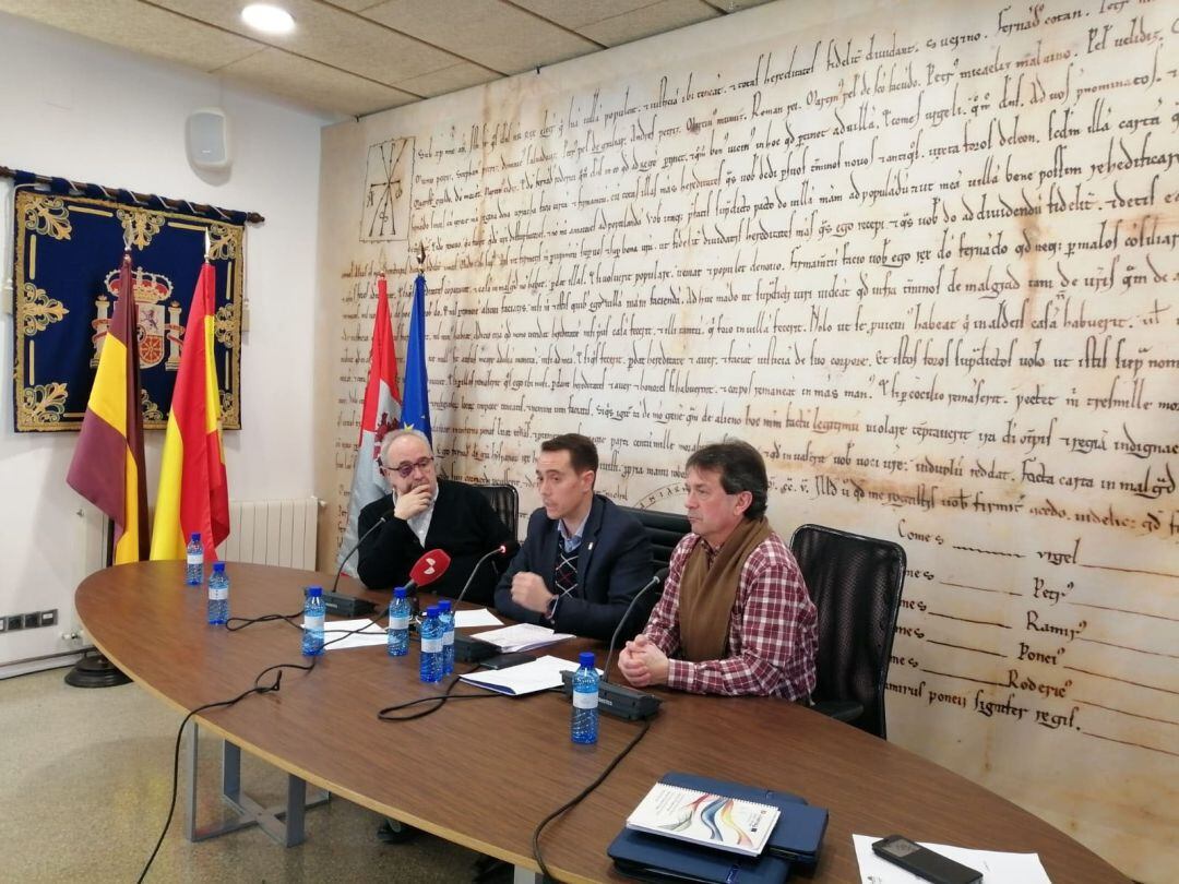 Ángel del Carmen (UGT), Luciano Huerga, alcalde de Benavente y Manuel Prieto (CCOO) durante la rueda de prensa tars la reunión de la Mesa del Dialógo Social