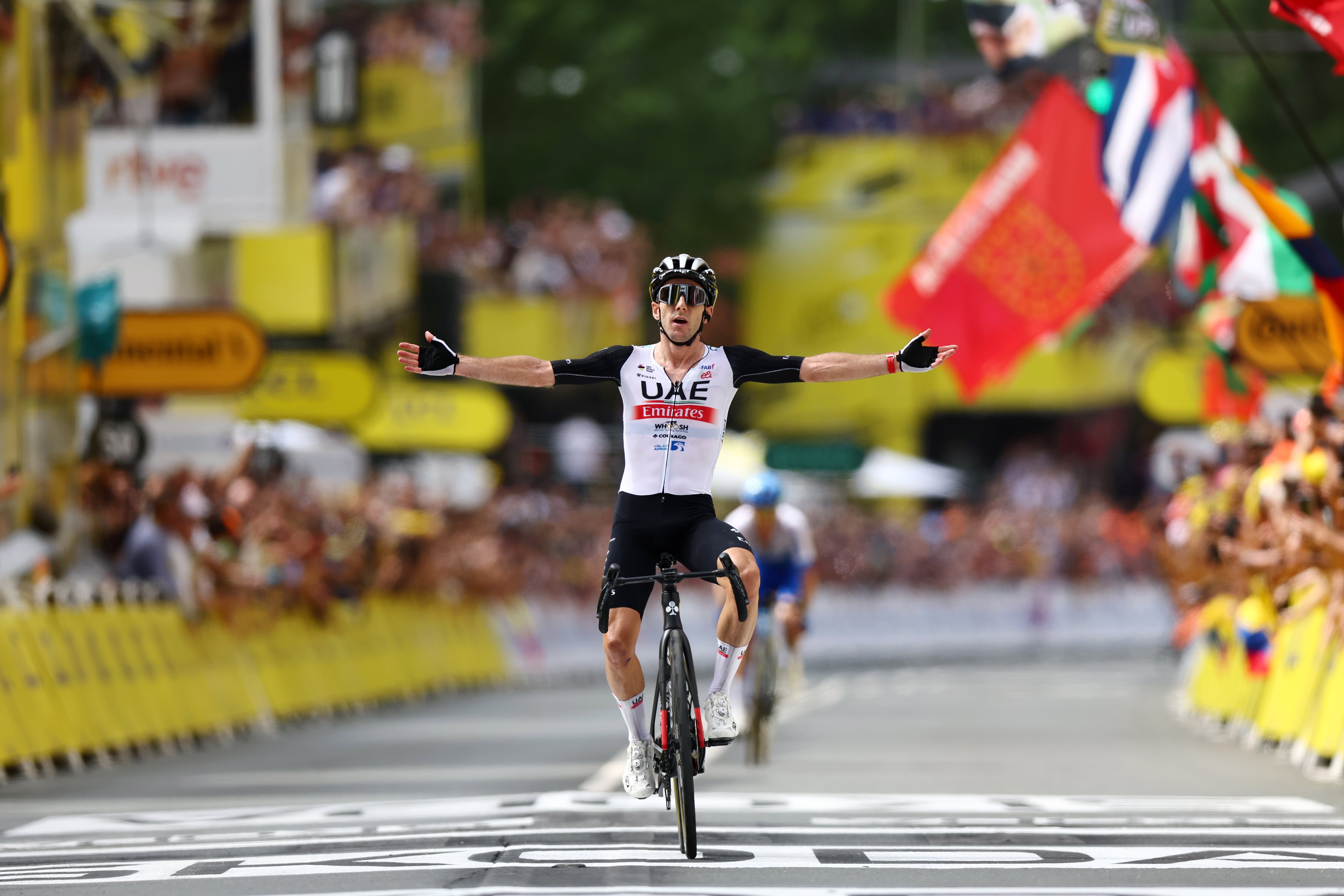 Bilbao (Spain), 01/07/2023.- British rider Adam Yates of team UAE Team Emirates celebrates as he crosses the finish line to win the first stage of the Tour de France 2023, a 182km race with start and finish in Bilbao, Spain, 01 July 2023. (Ciclismo, Francia, España) EFE/EPA/MARTIN DIVISEK
