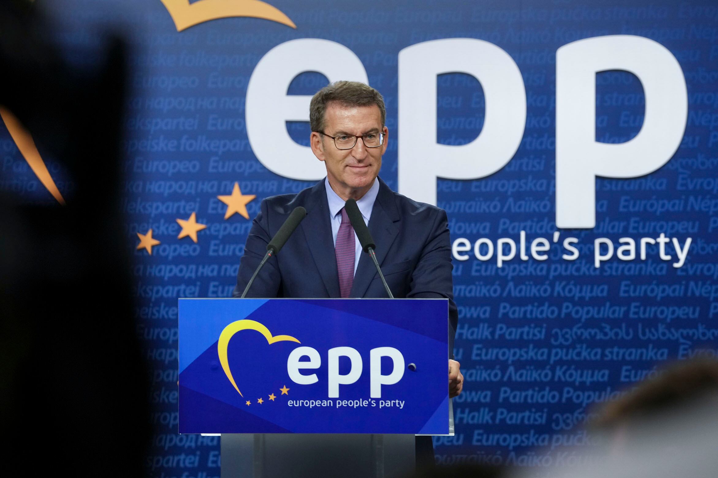 El presidente del Partido Popular, Alberto Núñez Feijóo, ofrece una rueda de prensa tras su participación en la cumbre del PP Europeo, este jueves en la sede del PP Europeo en Bruselas