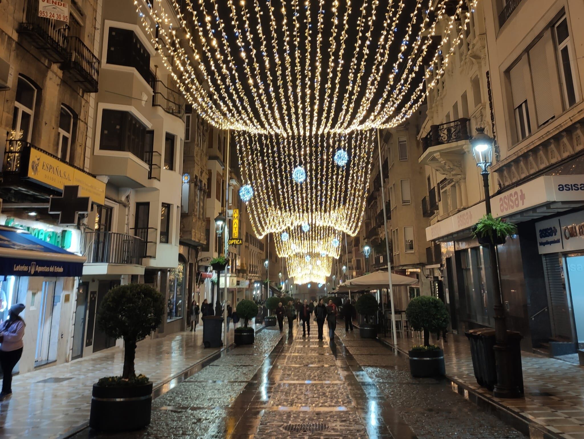 La calle Bernabé Soriano, con personas paseando para disfrutar de la iluminación de Navidad