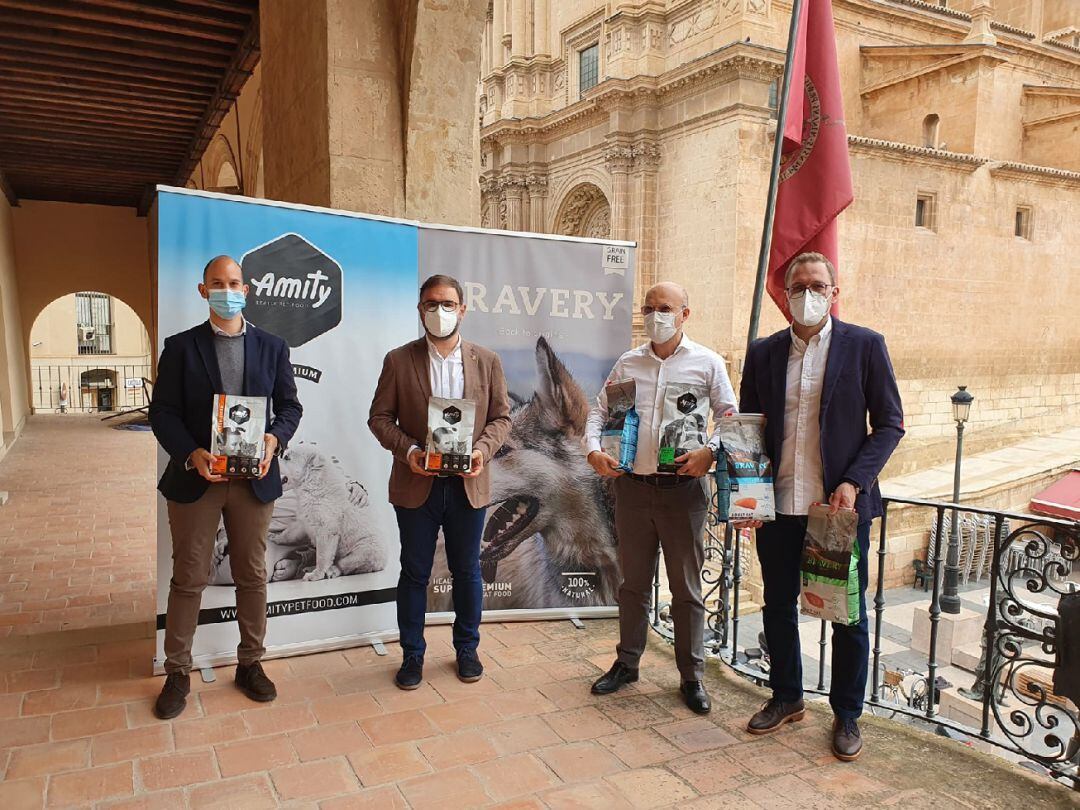 Alimento para las colonias felinas de Lorca.