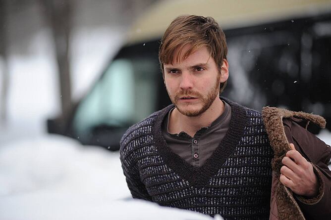 Daniel Brühl en un fotograma de la película 'Eva', rodada en medio de la nieve