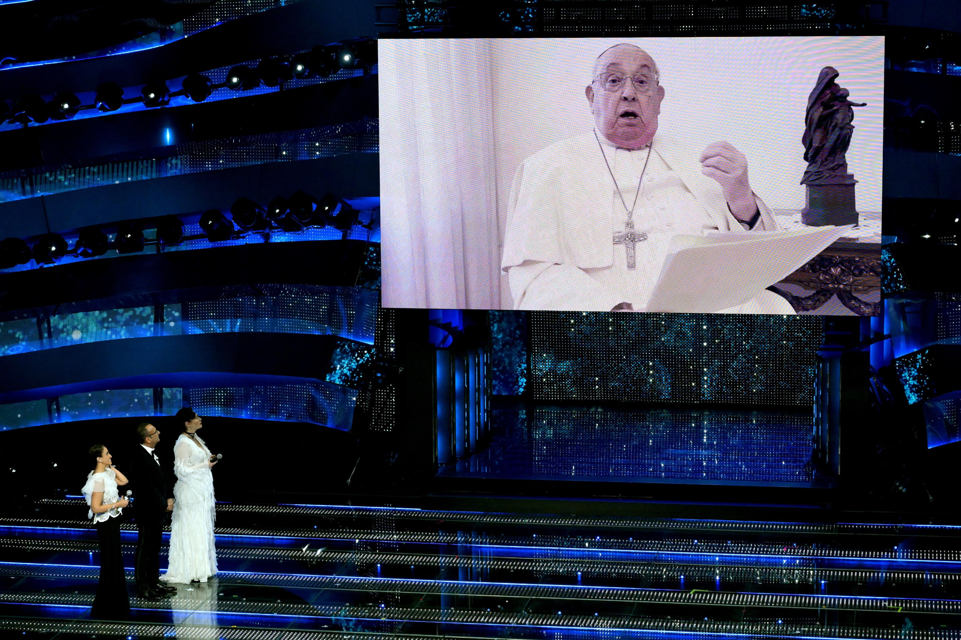 Instante de la gala del festival de Sanremo donde emiten un vídeo grabado por el Papa Francisco