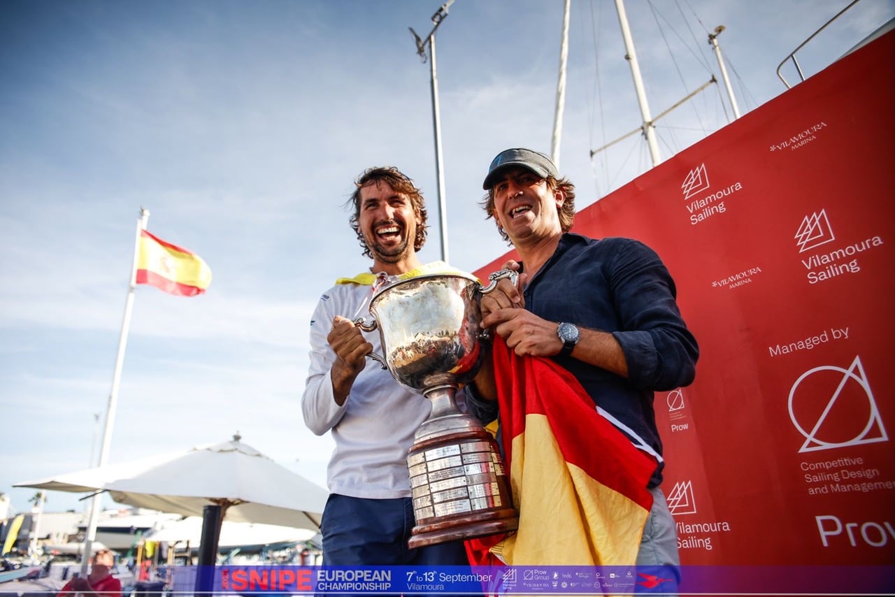 Triay i Mas amb la copa de campions europeus aconseguida enguany que els classifica pel Mundial .