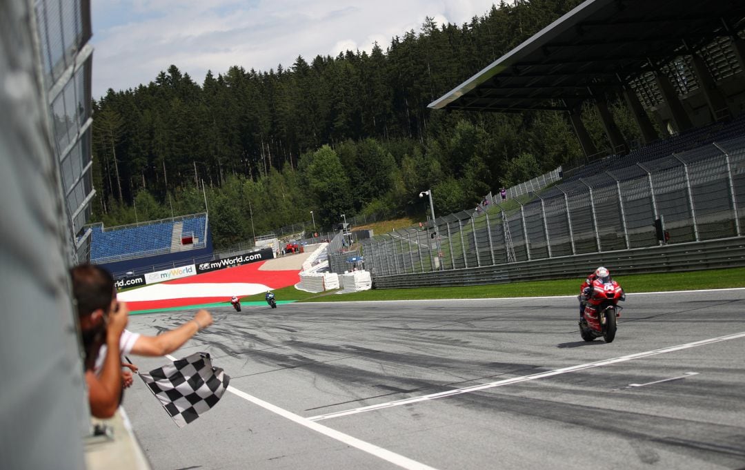 Dovizioso cruza la línea de meta en el GP de Austria.