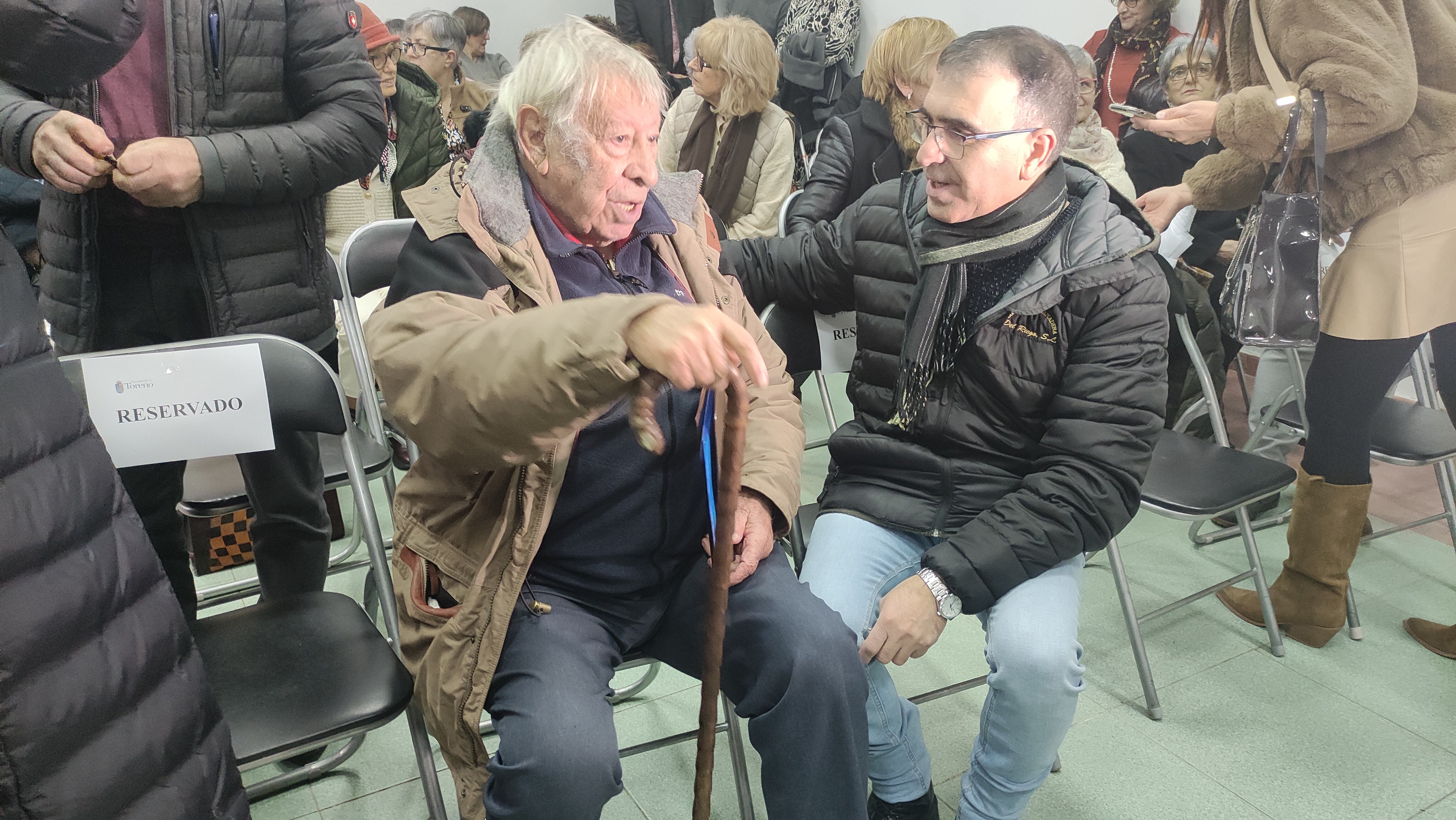 Javier Rodríguez Soutela charlando con un vecino