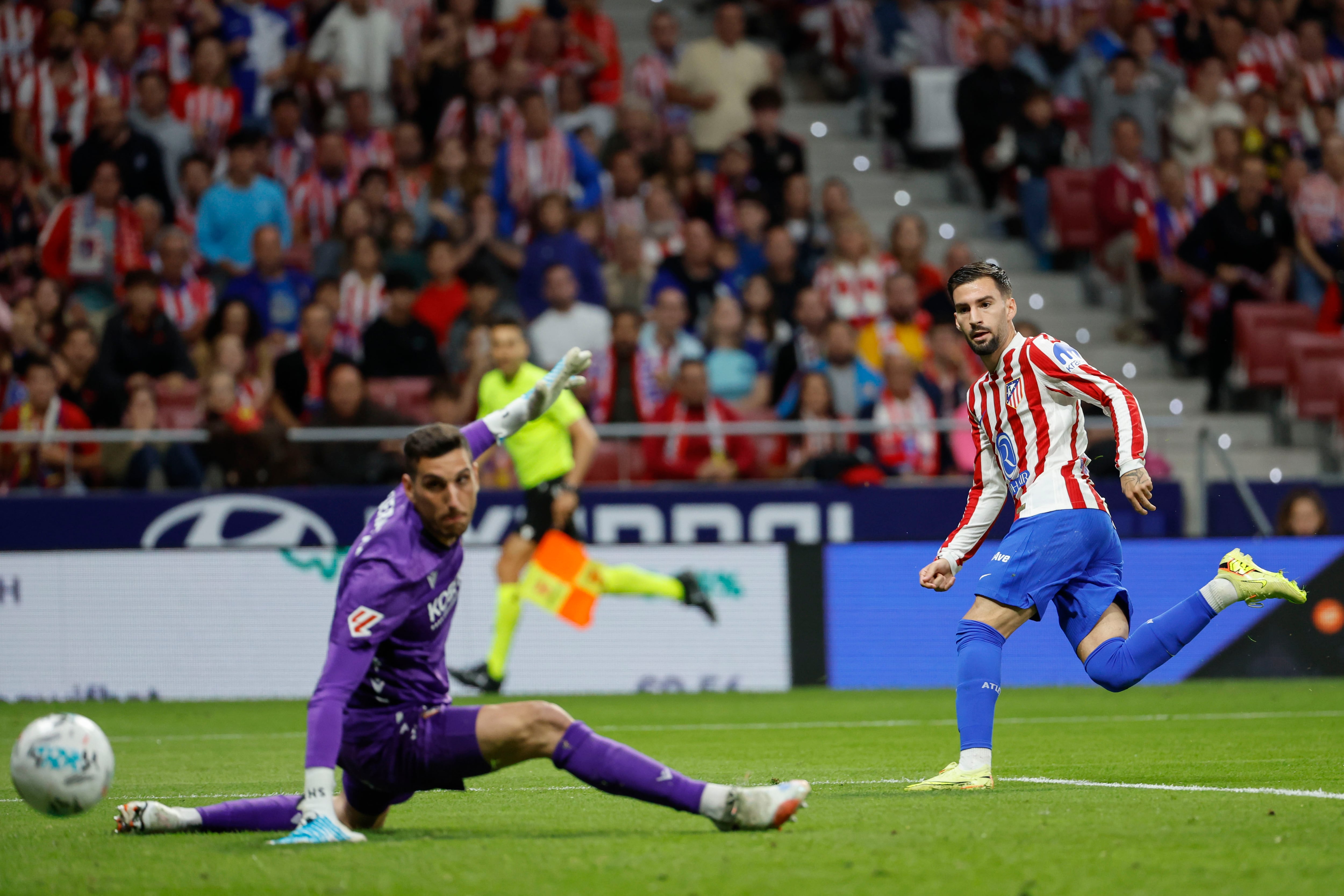 Baena celebra el gol del Atlético, anulado a instancias del VAR, ante Osasuna en el estadio Metropolitano, en Madrid