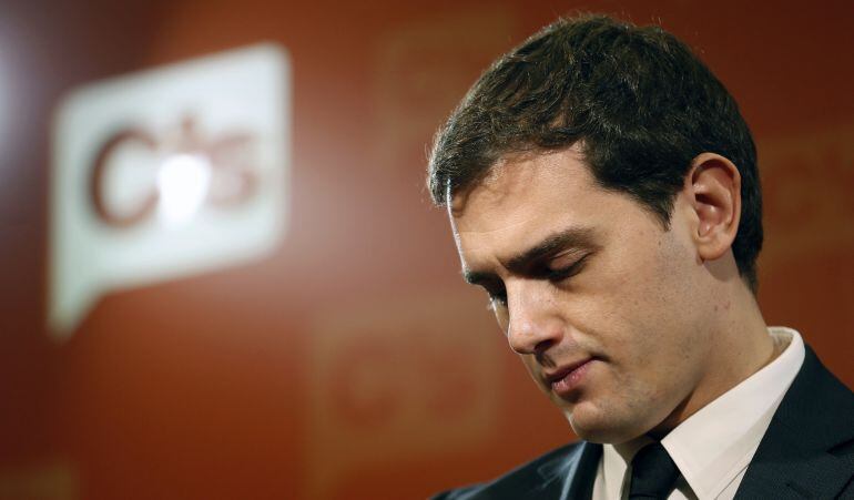 El líder de Ciudadanos, Albert Rivera, durante una conferencia de prensa, hoy en Barcelona, para valorar los atentados de París