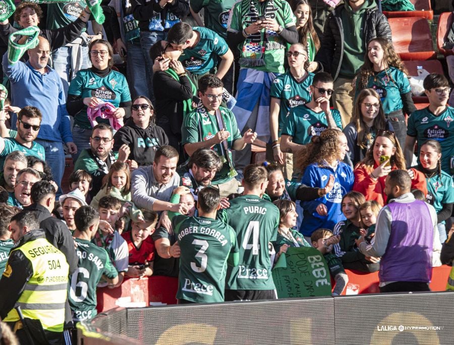 Los jugadores del Racing celebran con los aficionados desplazados a El Molinón su victoria ante el Sporting (foto: LaLiga Hypermotion)