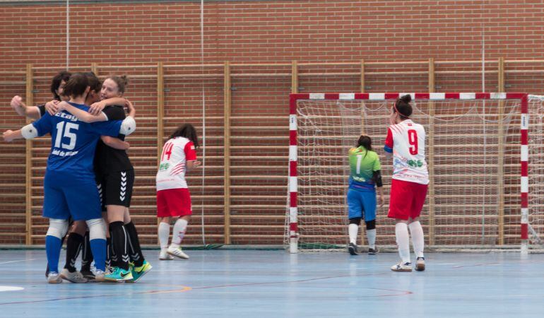 Las jugadoras mostoleñas celebran el 1-2 mientras que las leganenses se lamentan tras el error de Marta.