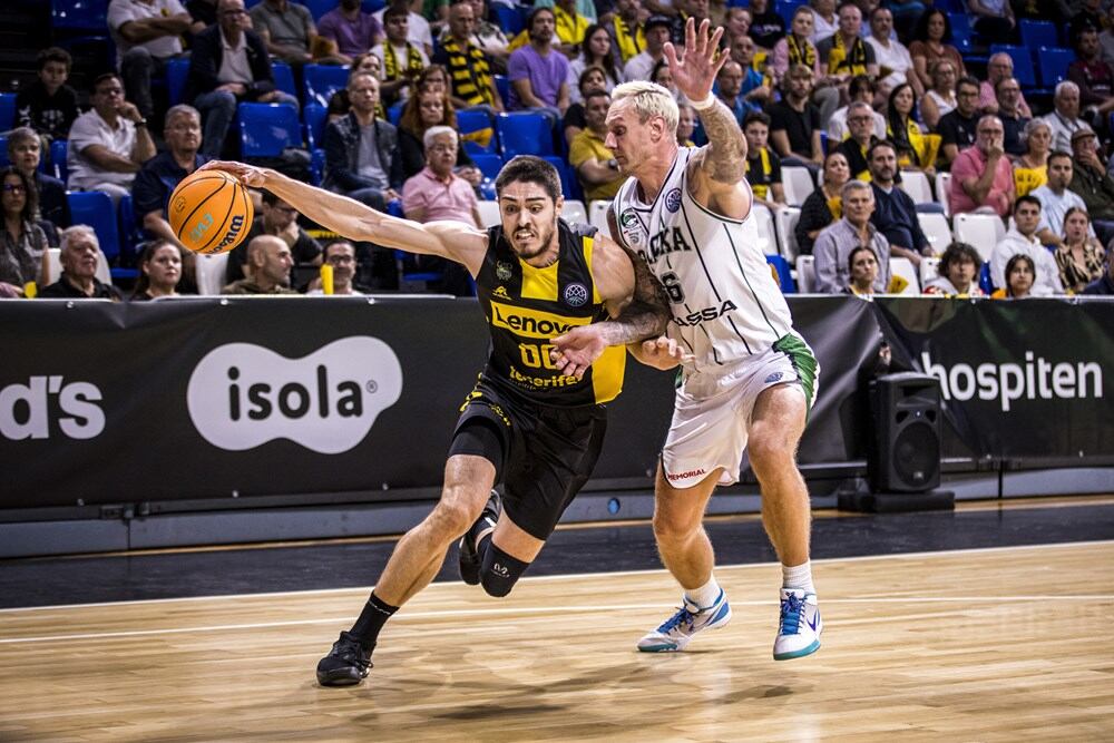 Vicedo en una acción de juego de la BasketBall Champions League ante el Darussafaka.