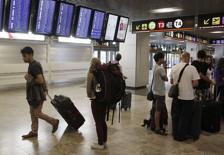 Tráfico denso de viajeros y maletas en el aeropuerto de Barajas. EFE/Archivo