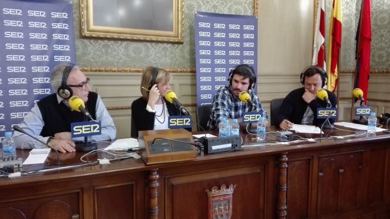 El alcalde de Tudela, Eneko Larrarte, acompañado por Juanjo Millás, Gemma Nierga y José Antonio Ponseti en la Sala de Plenos del Ayuntamiento de la localidad.