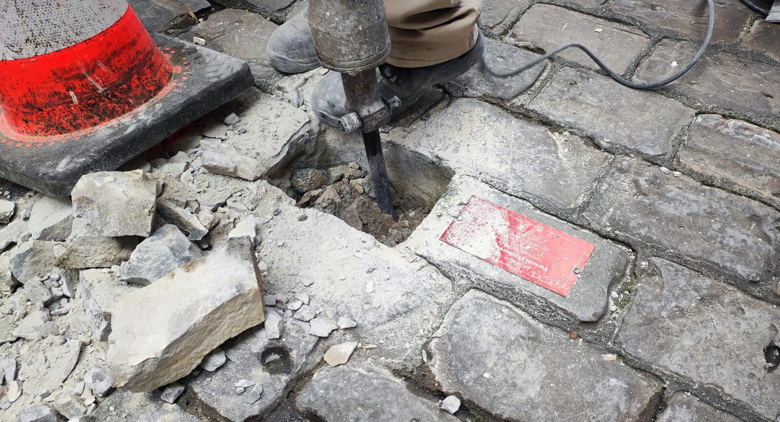 Trabajos de retirada de los adoquines con placas de recuerdo ubicados en el recorrido del encierro de Pamplona.