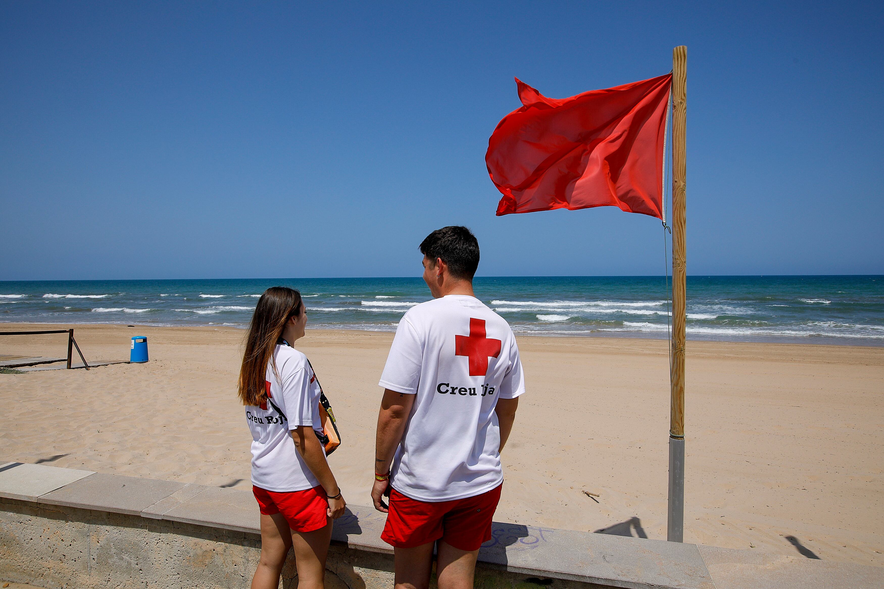 Imagen de archivo de dos socorristas de Cruz Roja en una playa de la provincia