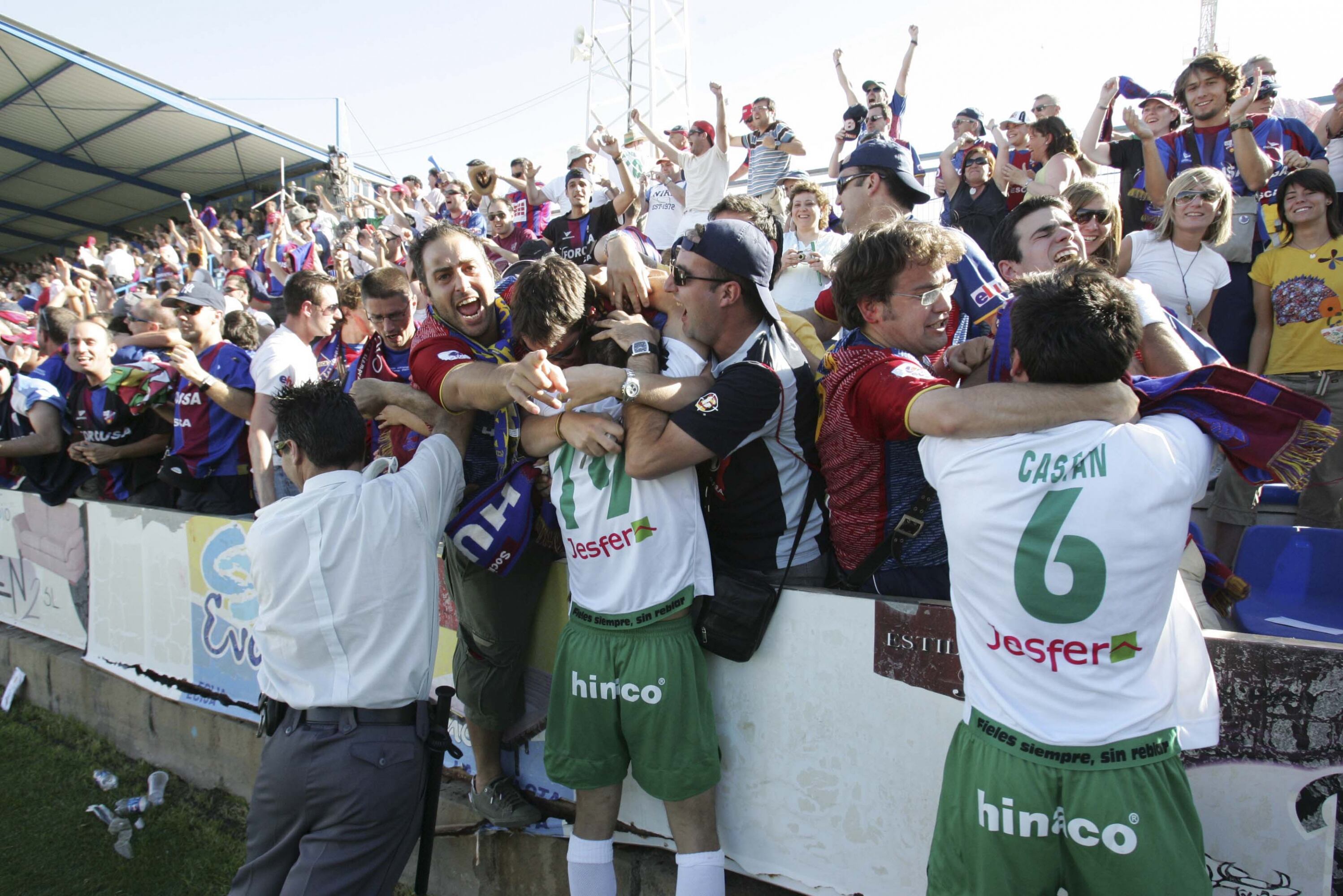 Los jugadores celebran el ascenso con la afición que se desplazó hasta Écija