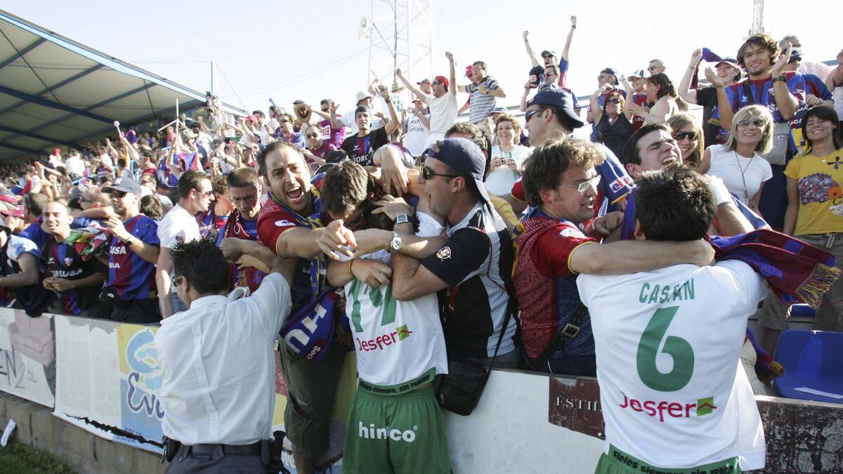 Se cumplen 16 años del ascenso de la SD Huesca a Segunda División en Écija