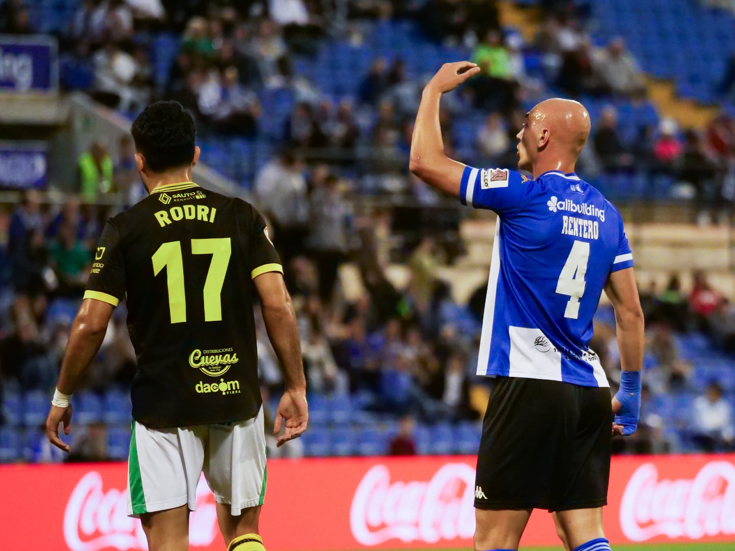 Javi Rentero y Rodri, en un lance del partido disputado este domingo entre el Hércules y el conjunto gaditano