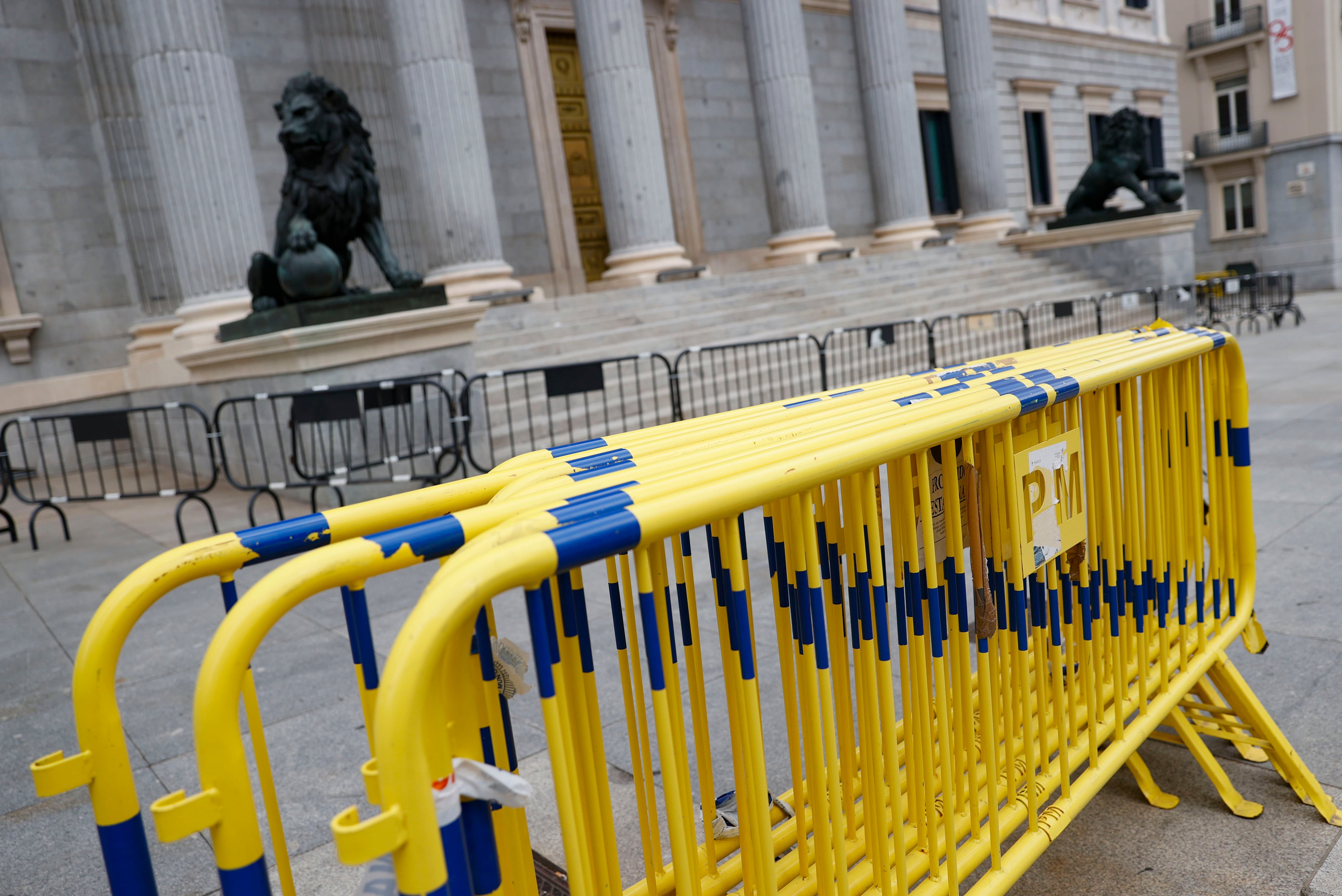 Varias vallas colocadas a las puertas del Congreso de los Diputados, este lunes. La Policía Nacional ha restringido la circulación de peatones alrededor del Congreso por seguridad ante posibles protestas.