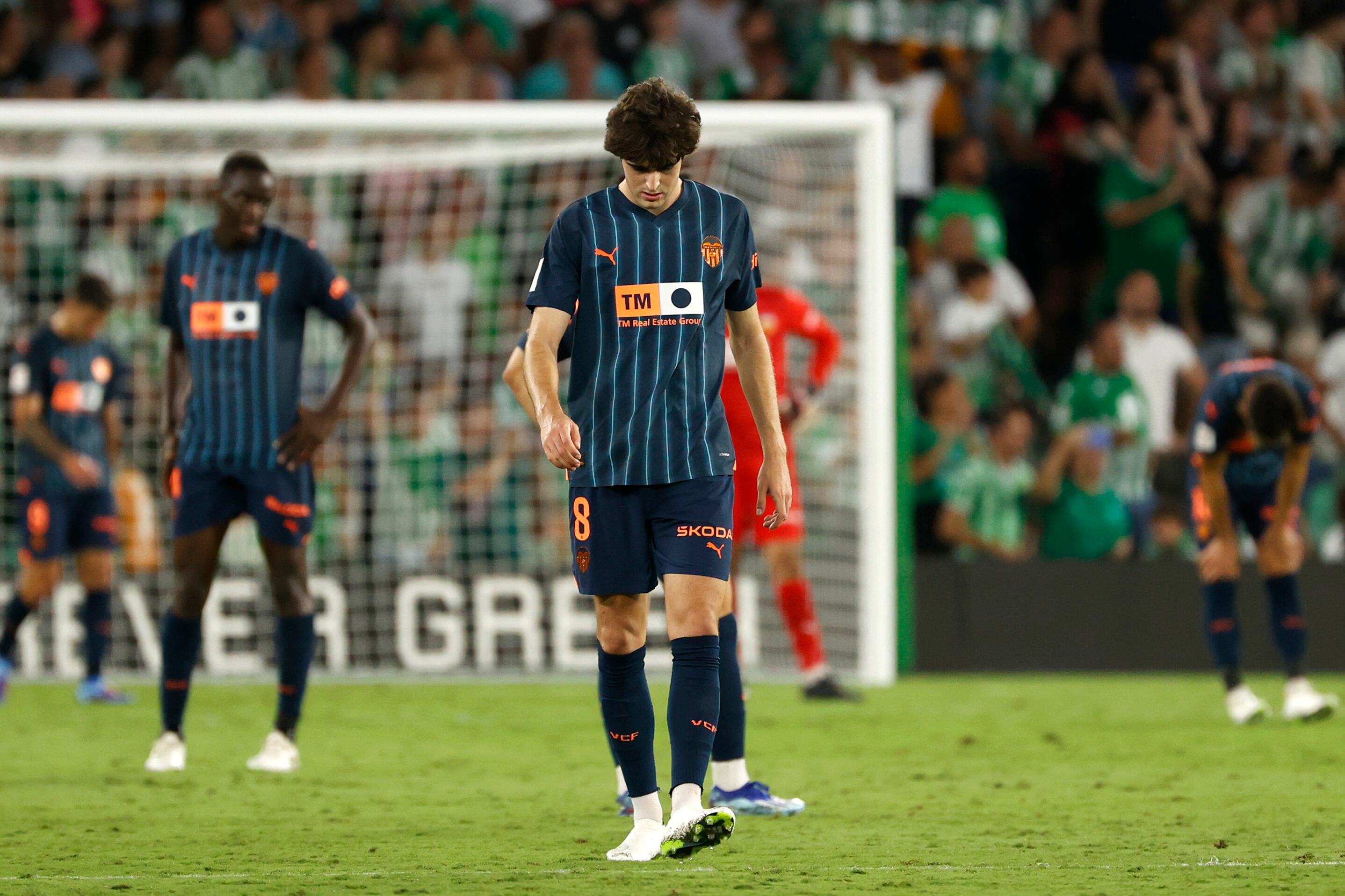 SEVILLA, 01/10/2023.- Los jugadores del Valencia tras encajar el 3-0 durante el partido ante el Betis de la Jornada 8 de LaLiga que estos dos equipos juegan hoy en el estadio Benito Villamarín. EFE/Julio Muñoz
