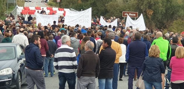 Vecinos de la Comarca de Baza en la concentración sobre el río Baza