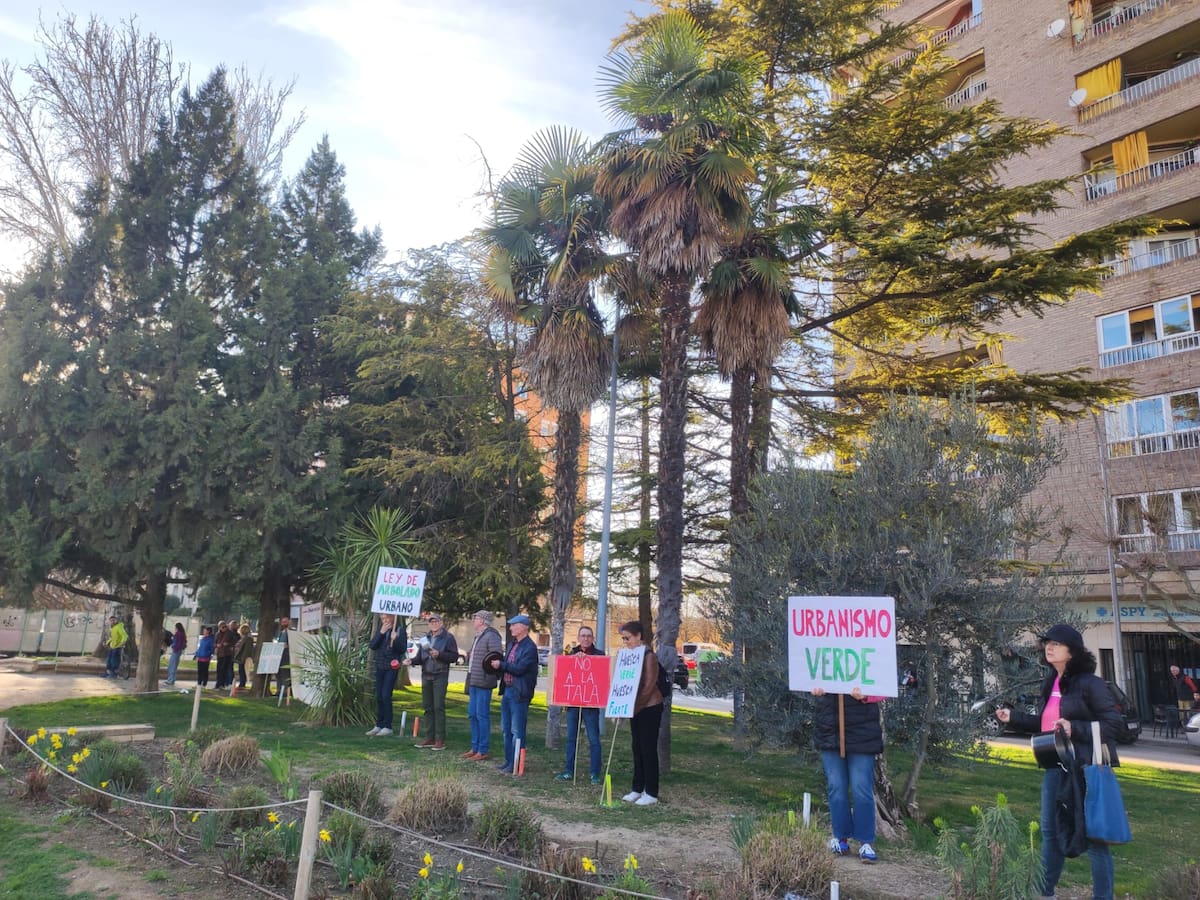 Cacerolada de Árboles Vivos de Huesca: "Mientras no se cumpla con la legalidad ambiental nos tendrán a pie de obra"
