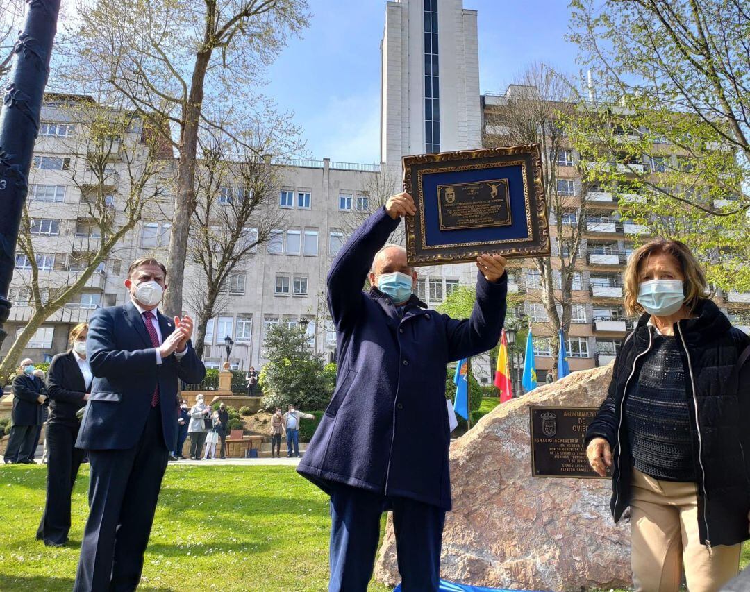 Joaquín Echeverría, padre del homenajeado, levanta emocionado una reproducción de la placa colocada en el Campo en reconocimiento a su hijo