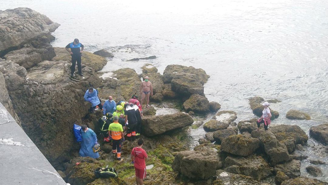 La mujer herida rescatada por los bomberos.