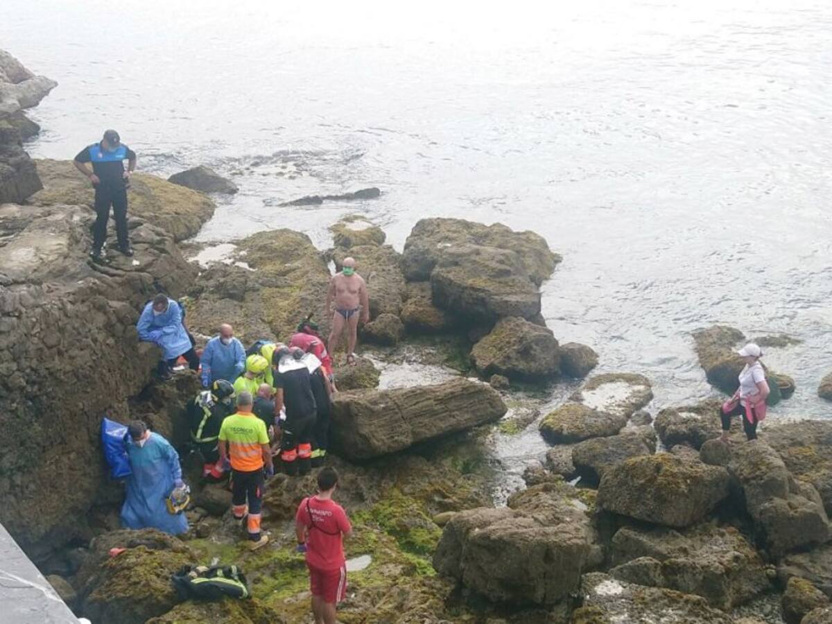 Herida en la cabeza tras caerse a las rocas en la playa de San Lorenzo