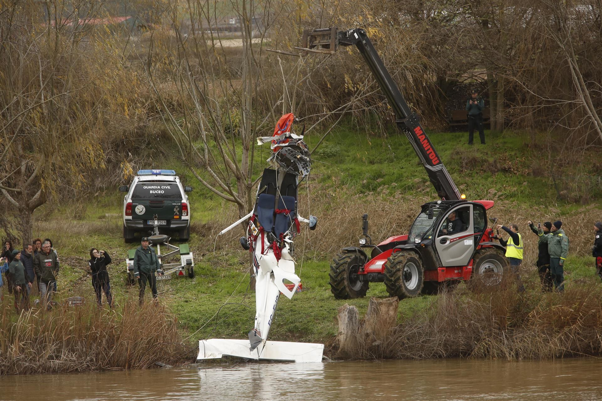 Momento en el que el ultaligero es extraído del río Duero a su paso por Villamarciel