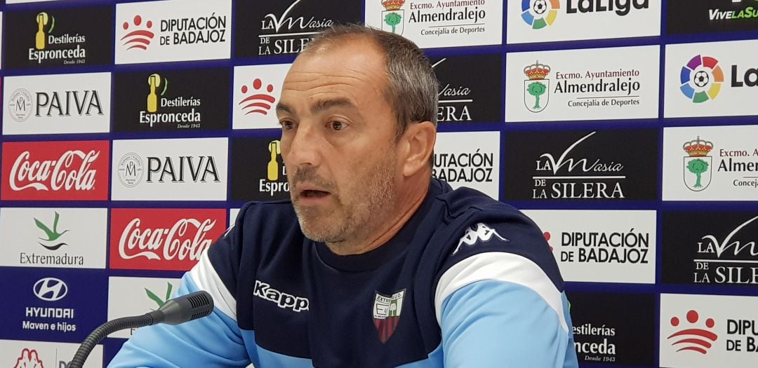 Juan Sabas, entrenador del Extremadura, sigue perdiendo efectivos por culpa de las lesiones.