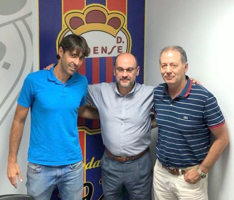 David Bauzá (I) y Javier Subirats (D) flaqueando al presidente del Eldense, José Mª Roig