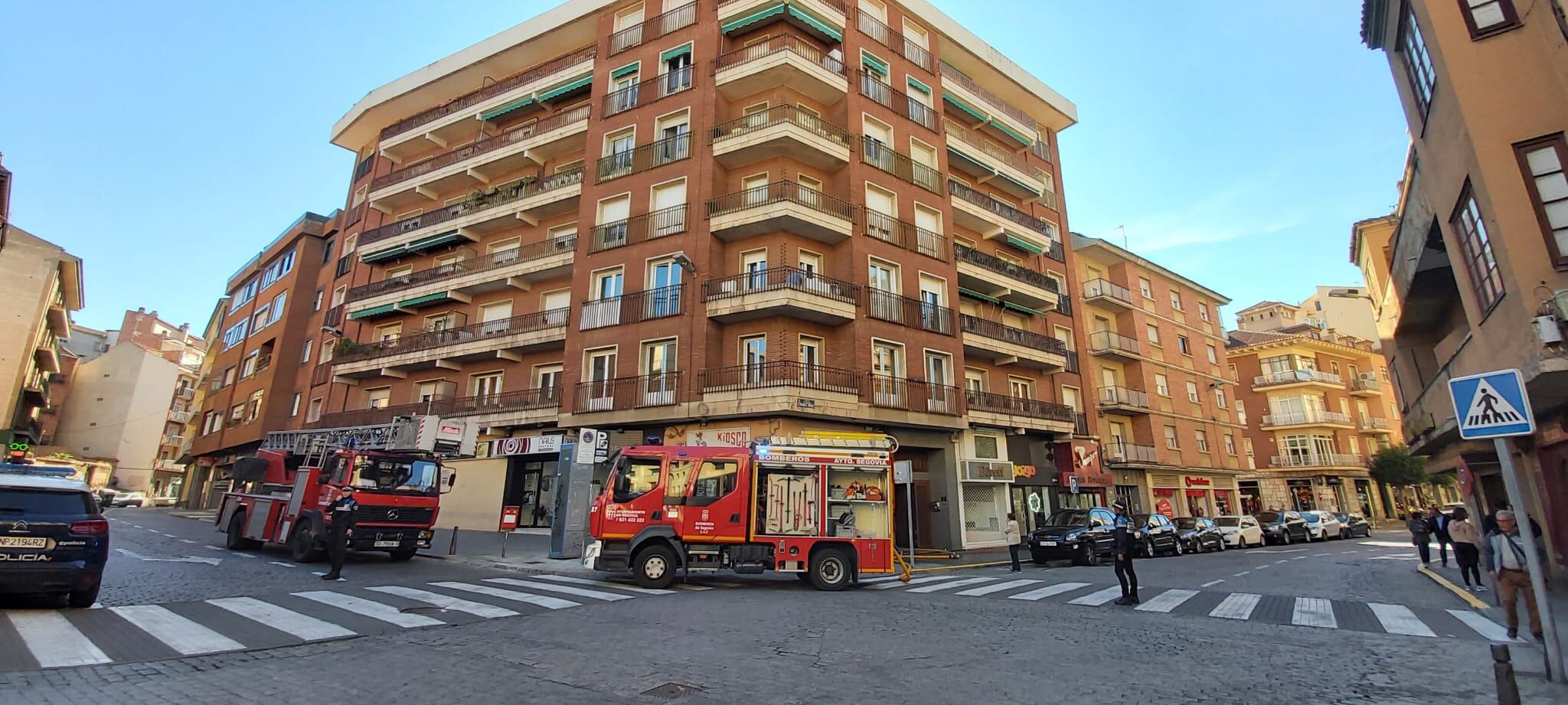 Los Bomberos sofocan un pequeño incendio en una terraza de un edificio en Gobernador Fernández Jiménez