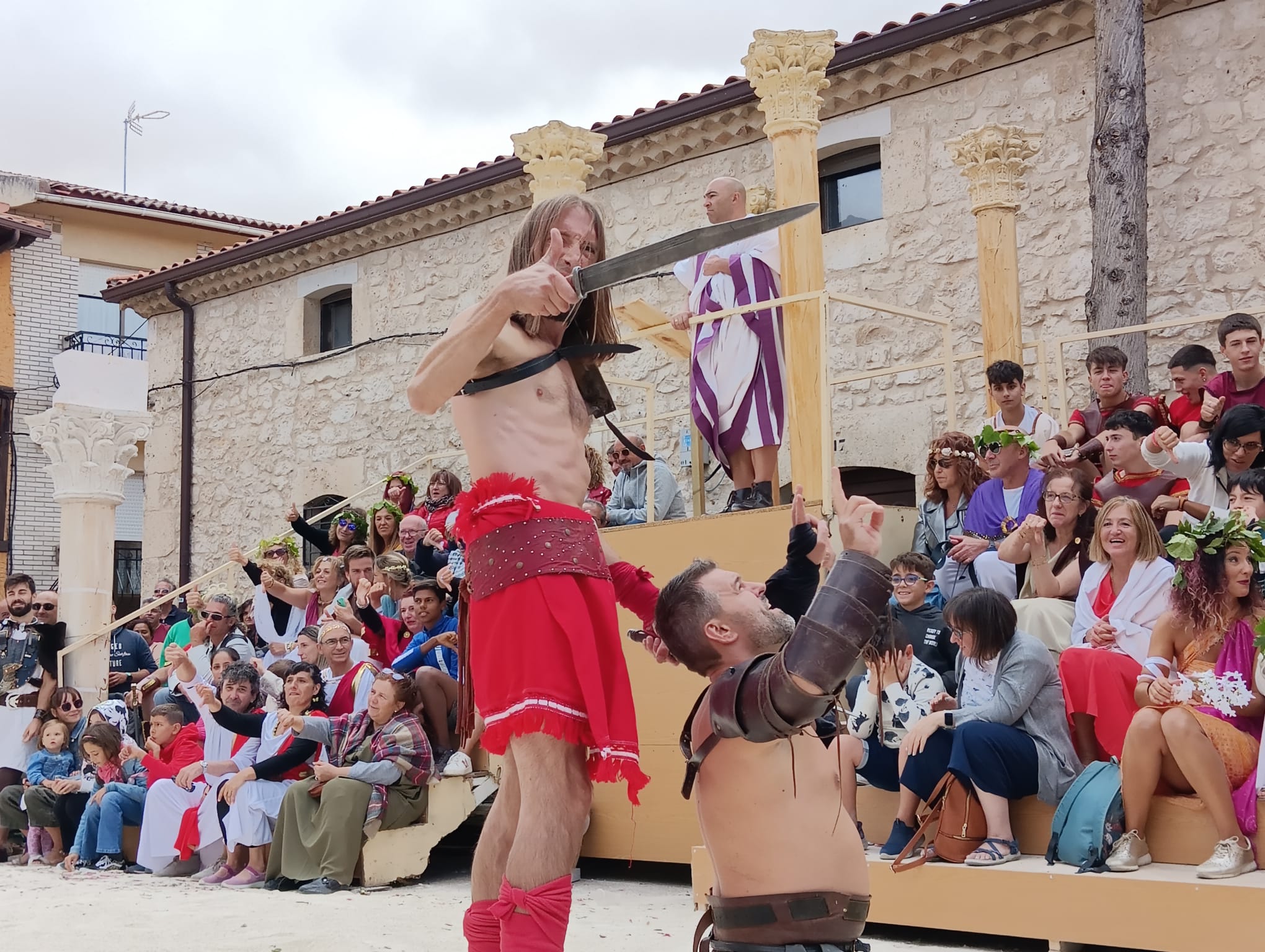 El público participó activamente para pedir la muerte o el indulto del gladiador derrotado