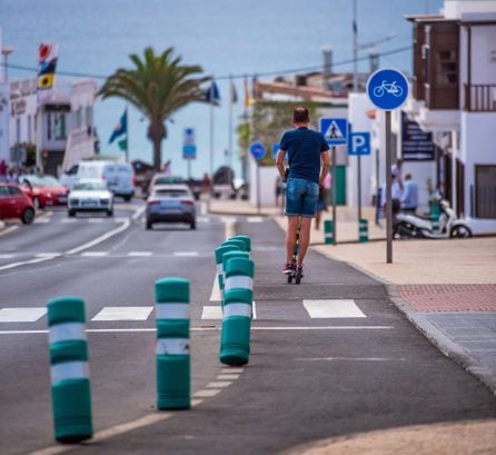 Patineta eléctrica circulando por una zona habilitada en Playa Blanca.