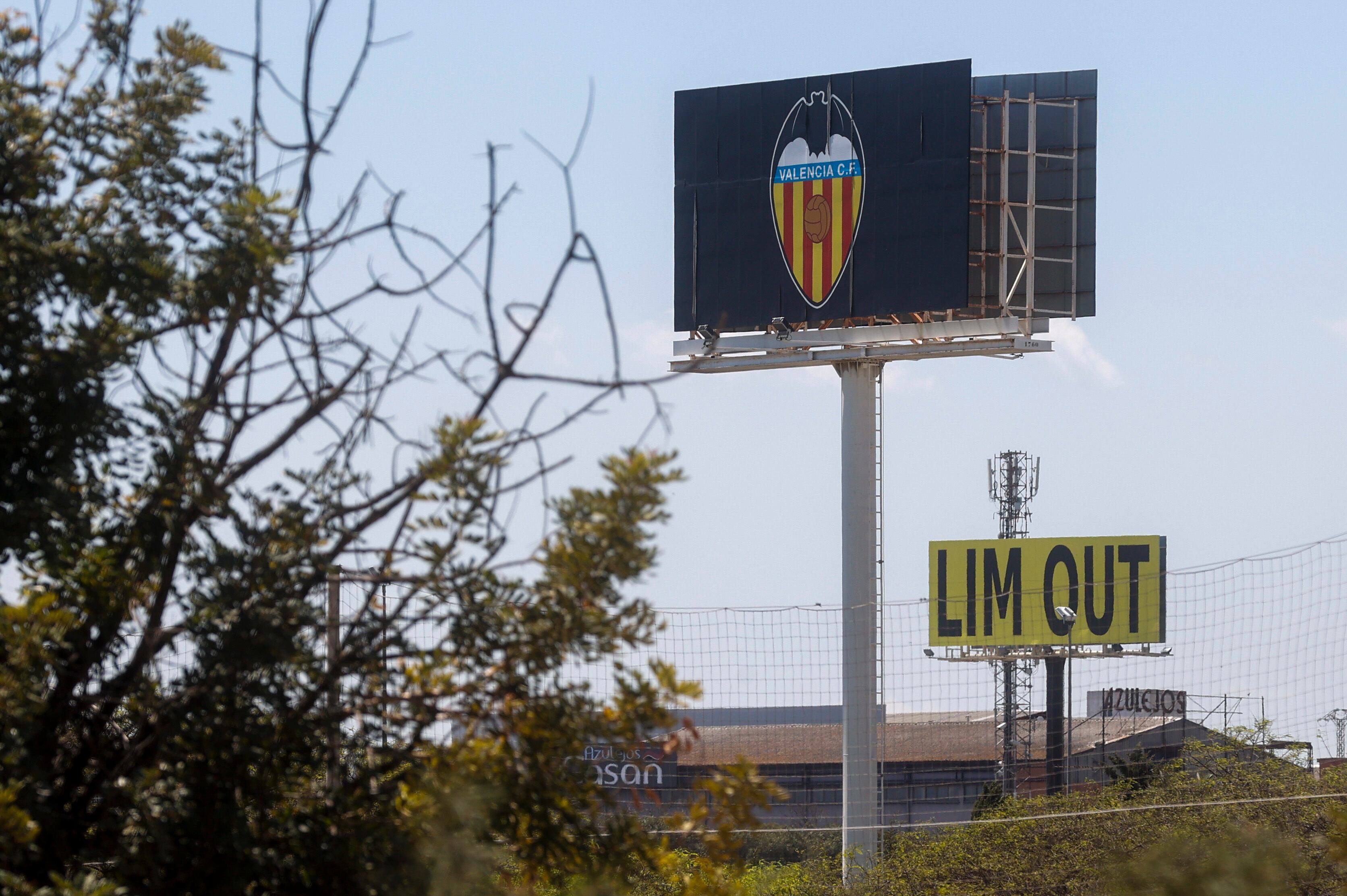 Una de las grandes vallas publicitarias que hay en el entorno de la ciudad deportiva del Valencia en Paterna luce con un cartel amarillo con unas enormes letras negras en las que se lee el lema &#039;Lim Out&#039; (Lim Fuera), en referencia al máximo accionista del club, Peter Lim.La acción no ha sido reivindicada por ningún colectivo, aunque el primero en avisar de la misma ha sido el llamado &#039;It must be love 86&#039;, que ya había avisado de otras acciones de protesta contra la gestión de Lim y de la petición de su marcha de la entidad