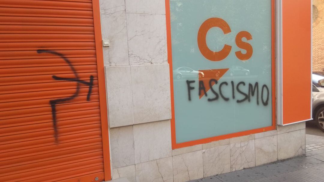 La fachada de la sede de Cs ubicada en la capital jiennense ha amanecido con insultos