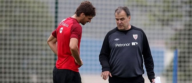 Bielsa charla con Fernando Llorente